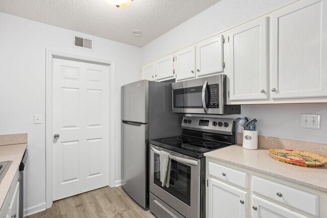 Building Photo - Furnished 1-Bedroom Condo with Modern Upda...