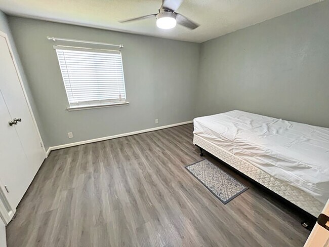 Building Photo - Great 2 Bdrm 1-1/2 Bath Condo at UNT in Denton, TX