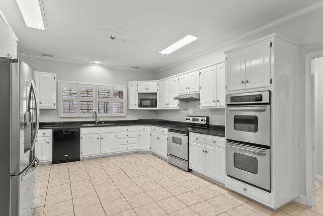 Building Photo - 10495 Royal Points Dr