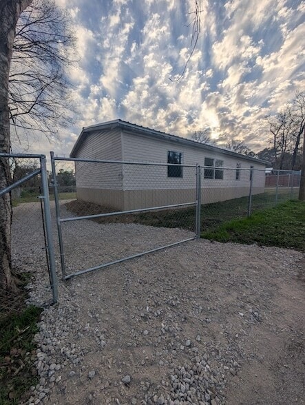 Building Photo - 12070 Clark Ln