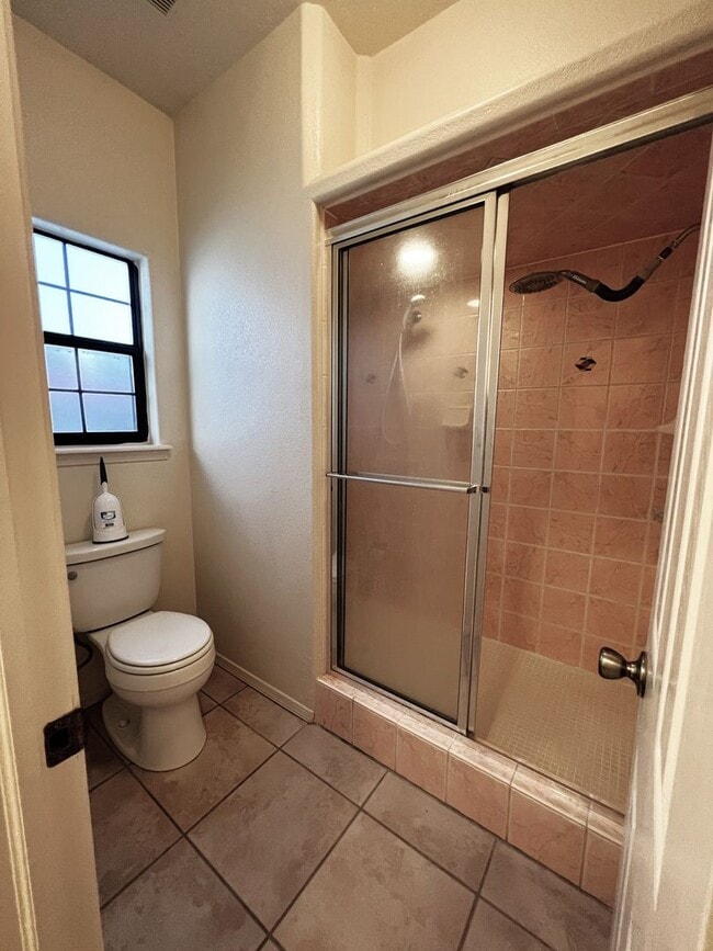 Building Photo - Beautiful 3 Bed 2 Bathroom home with Large Backyard