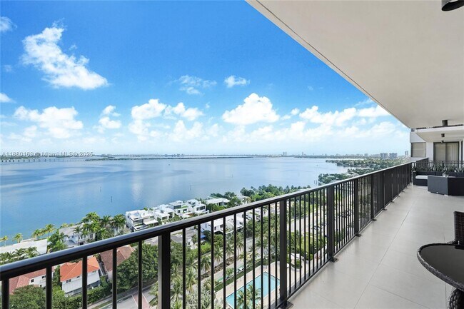 Primary Photo - 1000 Venetian Way