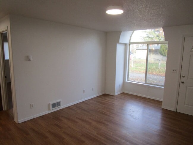 Building Photo - 2 Bedroom Duplex Near Library - Water/Sewe...
