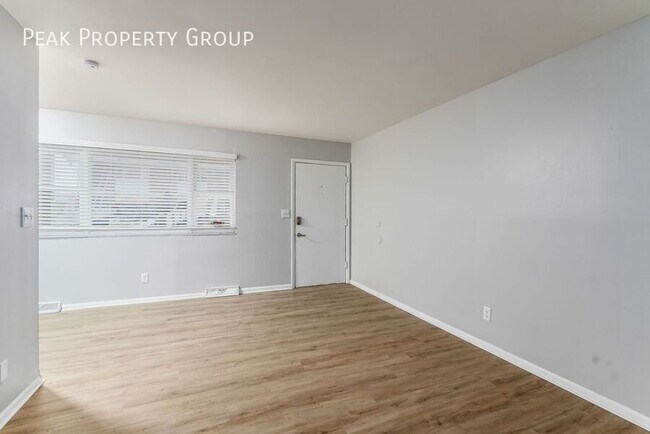 Building Photo - 558 Riverview Dr