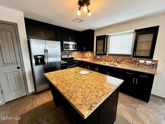 Building Photo - 12777 Tre Maximiliano Ave