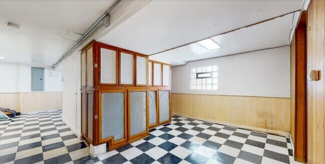 Building Photo - 5014 W Cornelia Ave