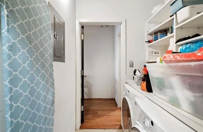 Building Photo - 711 Main St