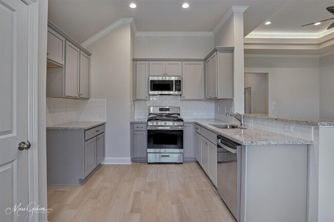 Building Photo - Charming 3-Bed Haven on Sedgewick Avenue w...