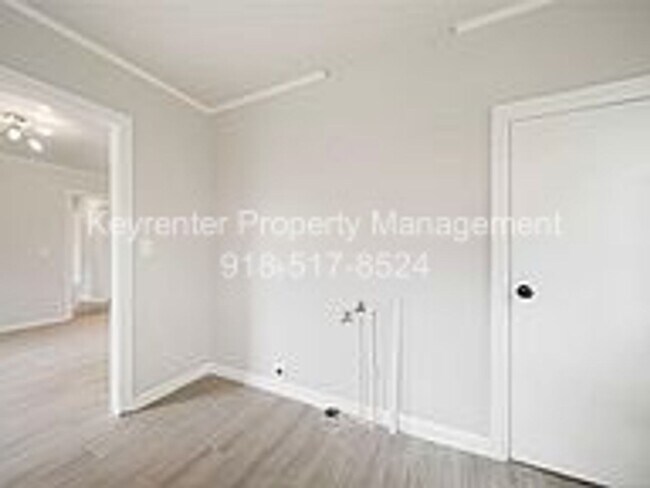 Building Photo - Updated 2 Bed 1 Bath Rental Home Tulsa