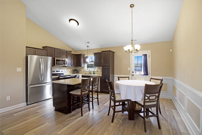 Building Photo - Gorgeous Home Off of Burgaw HWY