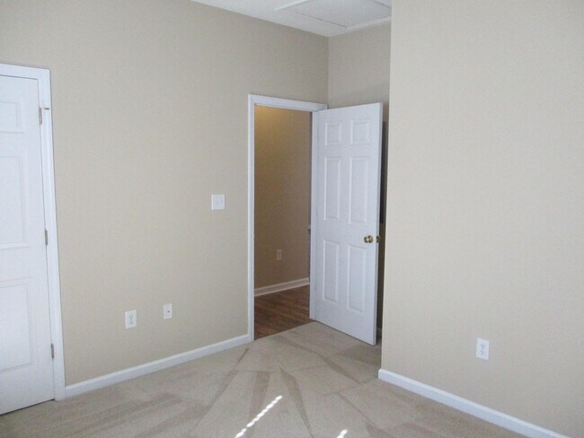 Building Photo - 2060 Cross Gate Blvd