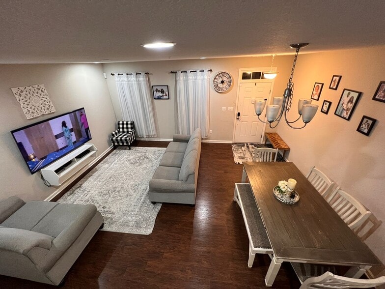 Living and dining area - 601 Freeman Dr