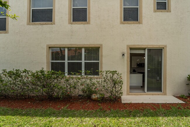 Building Photo - 1780 Pierside Cir
