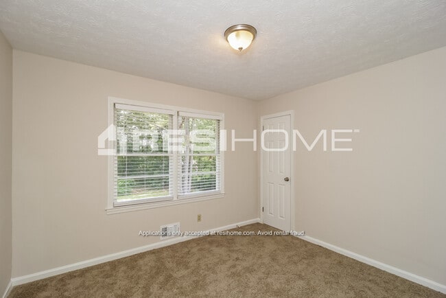 Building Photo - 2931 Birchwood Way SW