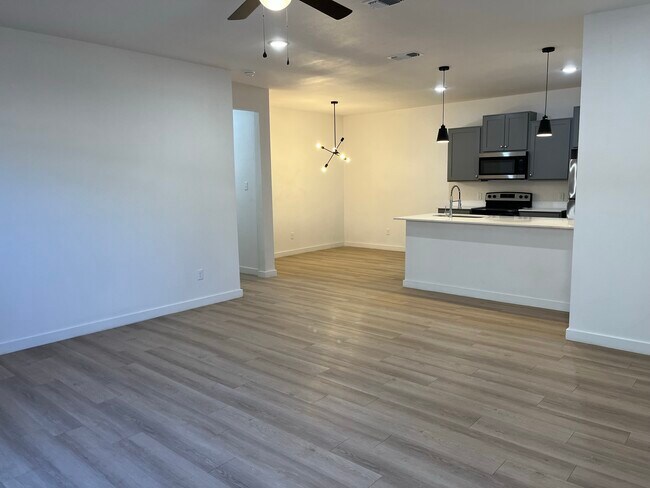 Building Photo - 5702 Kemper St