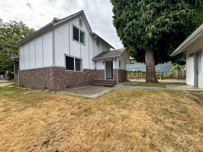 Building Photo - 339 NE 4th Ave
