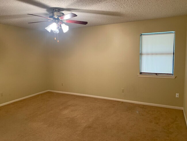 Building Photo - Cozy and Quaint 2 bedroom 2 bath with bonu...