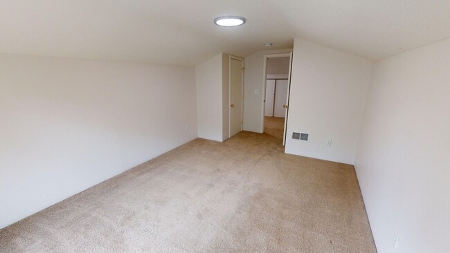 Building Photo - Beautiful Sellwood Bungalow in One of Portland's Most Desirable Neighborhoods. Pet friendly!