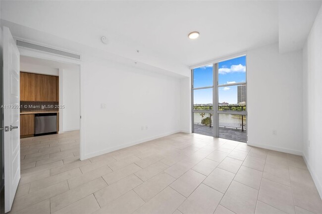 Building Photo - 2150 N Bayshore Dr