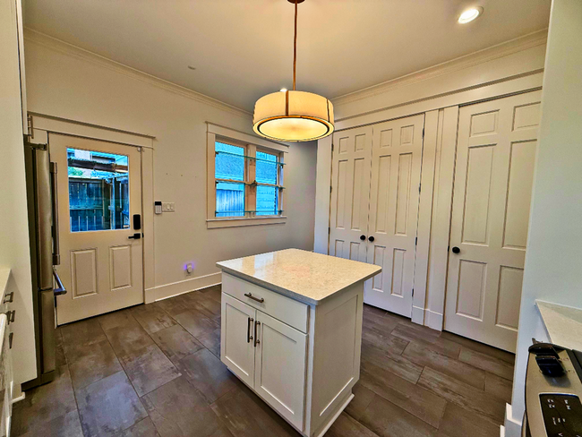 Building Photo - Beautifully Updated Historic Home in Midto...
