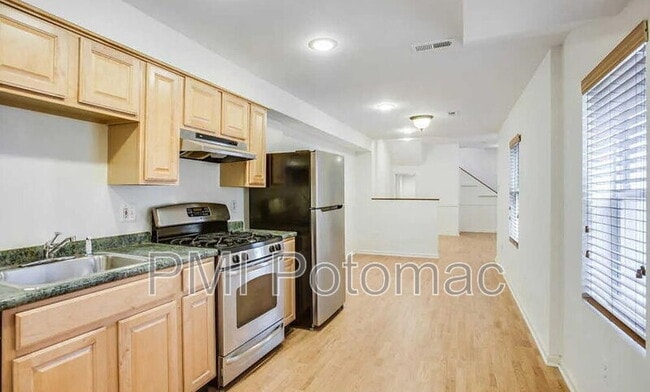 Building Photo - 729 10th St NE