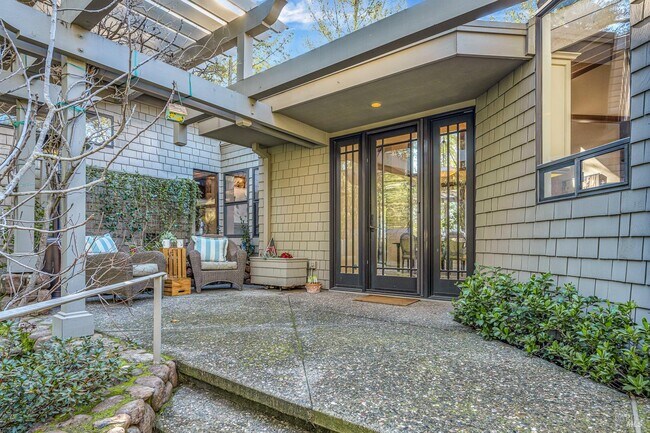 Building Photo - 522 Meadowood Ln