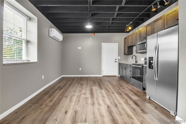 Building Photo - 126 E Niagara St