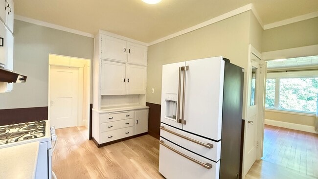 Building Photo - Glenview Craftsman Home with Exquisite Yard