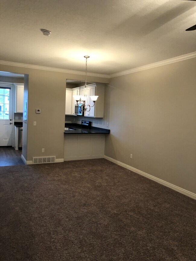 Building Photo - Darling Provo Townhome!