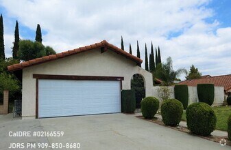 Building Photo - Walnut 3 Bedroom Home