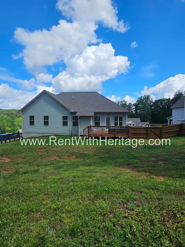 Building Photo - Gorgeous 3 bd / 2 bath / Attention to Deta...