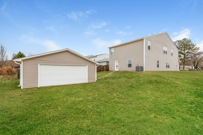 Building Photo - Expansive Living