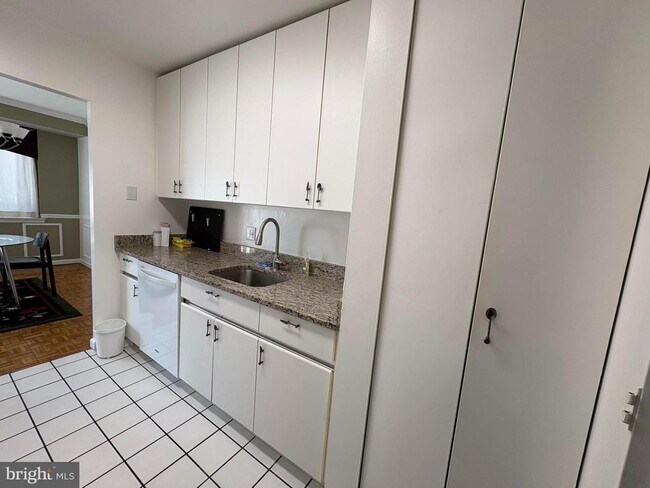 Building Photo - 1637 Oakwood Dr