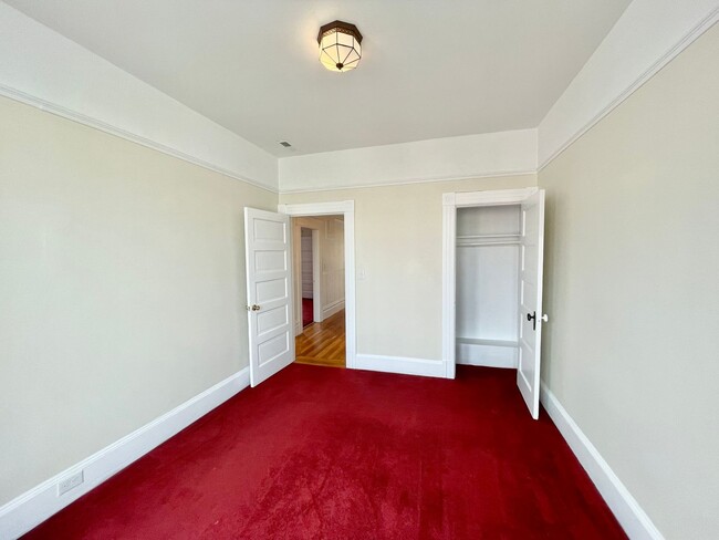 Building Photo - Wonderful Light and Bright Top Floor 2BR/1...