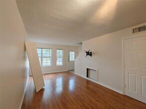 Building Photo - 620 SW 10th Ln