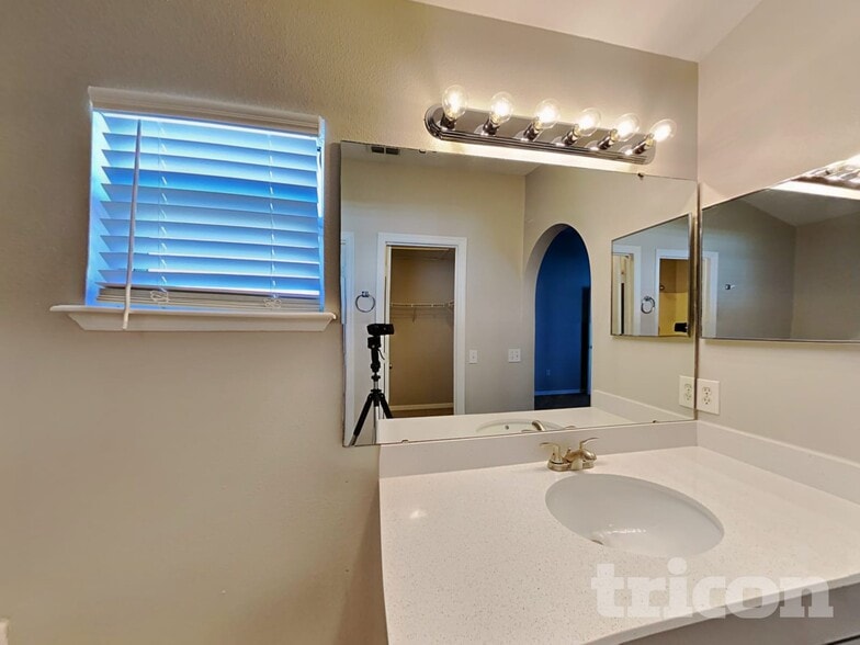 Building Photo - 7403 High Bluff Rd N