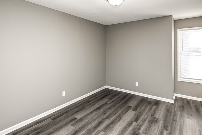 Building Photo - Spacious and updated 2 bed 1.5 bath!