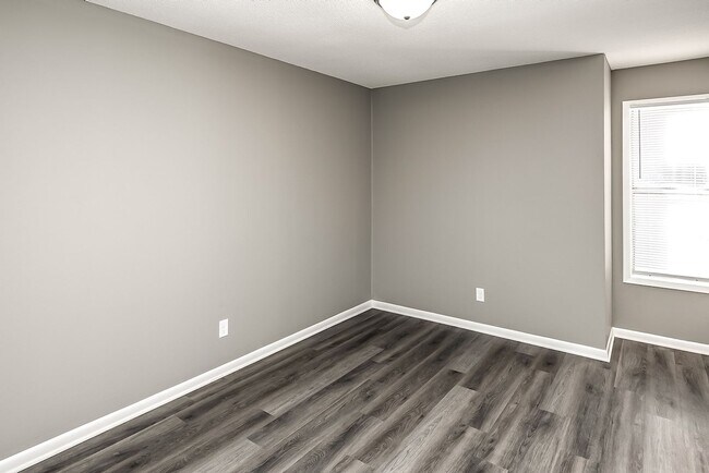 Building Photo - UPDATED 2 bed, 1 1/2 bath apartment in Bellevue!
