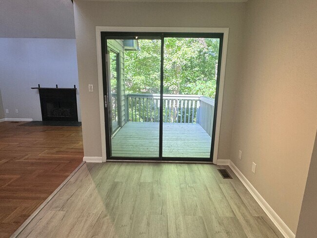 Building Photo - 1 Bedroom, 1 Bathroom Townhouse in High Point!