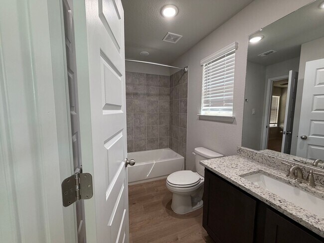 Building Photo - Modern 3/2 Townhome in NBTX
