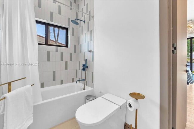 Building Photo - 21100 NE 25th Ct