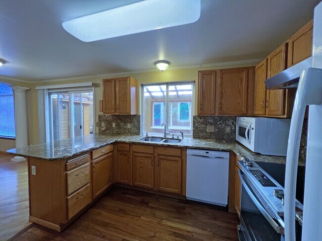 Building Photo - NE Tacoma - Large 3 bedroom 2.5 bathroom w...