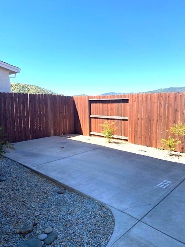 Building Photo - Luxury Townhome in West Redding!