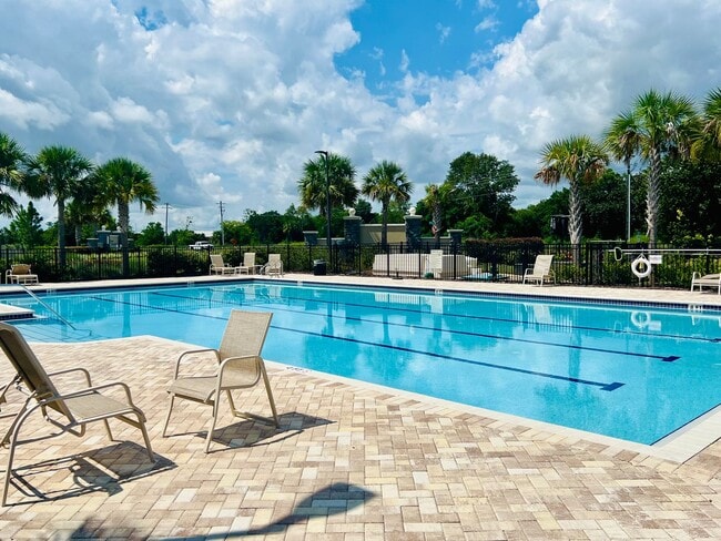 Building Photo - Available 11/1/24 Three bedroom two bath h...