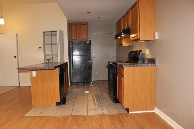 Building Photo - 500 W North Ave