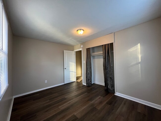 Building Photo - Cute 2 bedroom 1 bath duplex that is centrally located. Close to area bases, shopping and restaur...