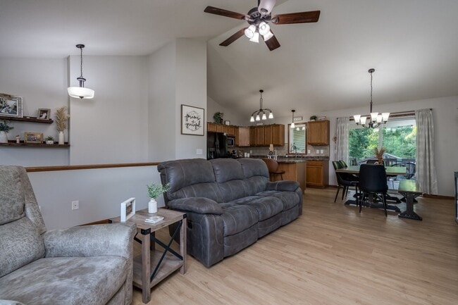 Building Photo - Stunning rambler on Tanager Road!