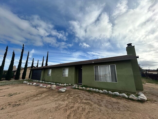 Building Photo - 3-bedroom 2 bath Home with Central AC - Fully Furnished