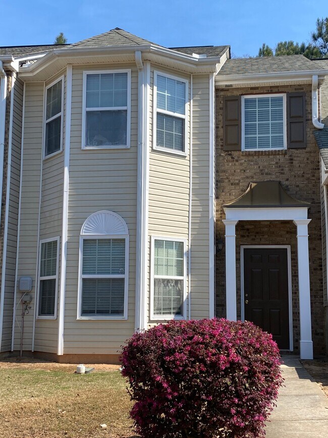 Building Photo - 5240 Lincoln Dr