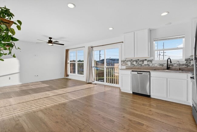 Building Photo - Modern 2-Bedroom Townhome
